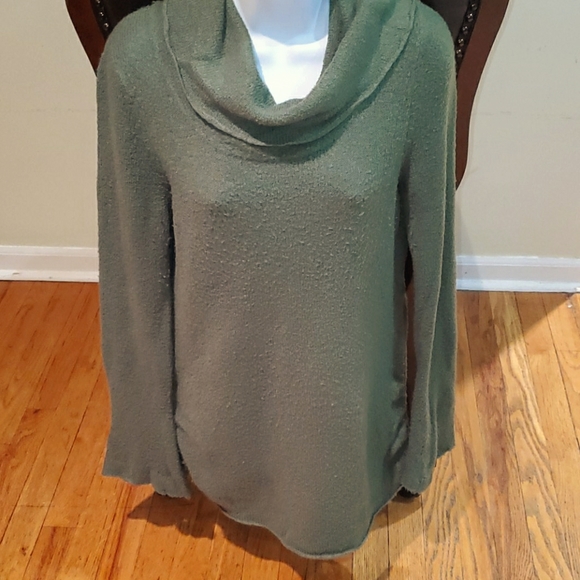 Cute Large Green Sweater - Picture 1 of 5